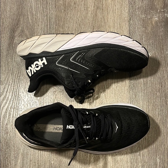 Hoka One One Arahi 5 Black and White Athletic Shoes - Picture 4 of 15